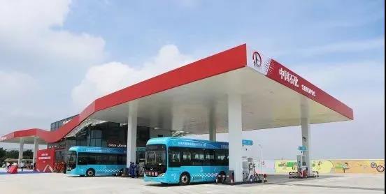 集加氫、加油、加LNG、綜合服務、充電等功能于一體，綜合加能站在大連正式運營